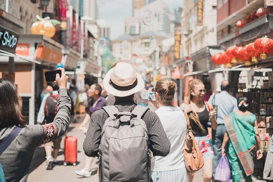 Turista recorriendo las calles en China